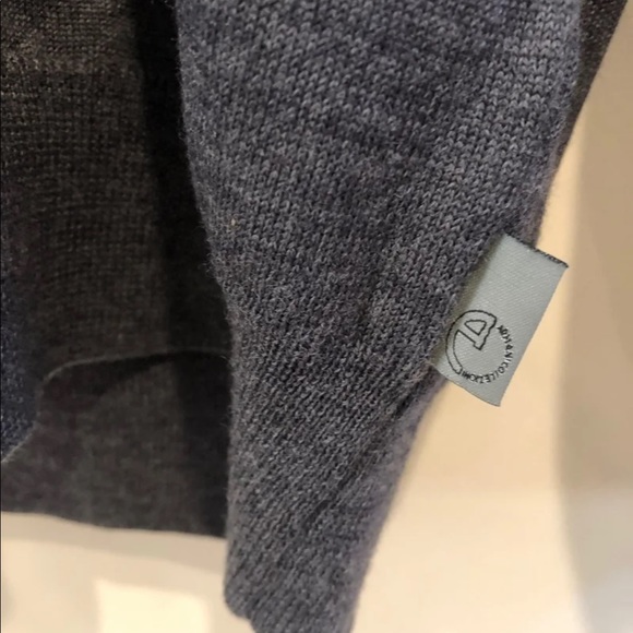 ❌SOLD❌New ARMANI COLLEZIONI Long Sleeve v-neck - Picture 4 of 6